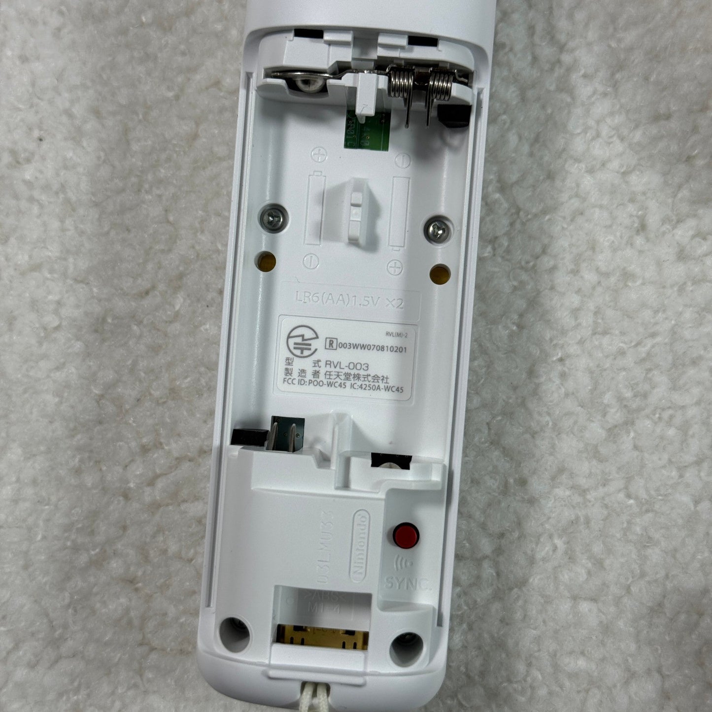 Nintendo Wii Remote Controller Nunchuk and Silicone Case RVL003 White