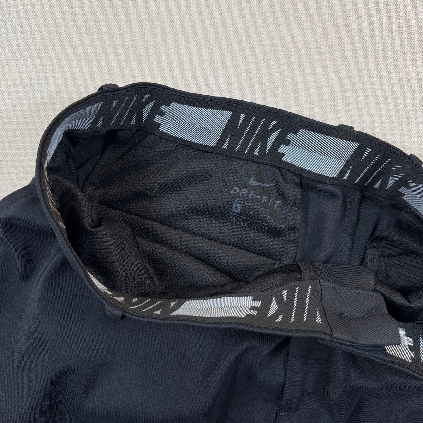 Nike Chino Shorts mens Large Black Golf Tour Dri-Fit Performance Flat Front