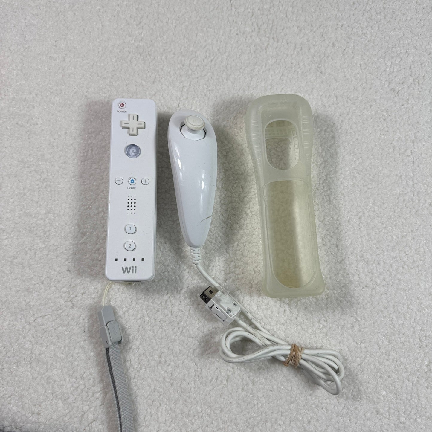 Nintendo Wii Remote Controller Nunchuk and Silicone Case RVL003 White