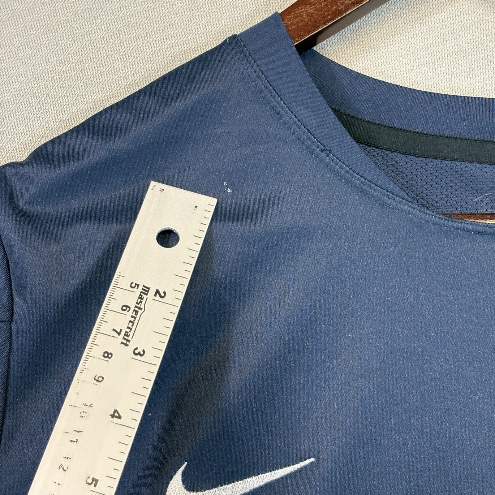 Vintage Nike Arsenal mens Training Jersey Fly Emirates Mens Small