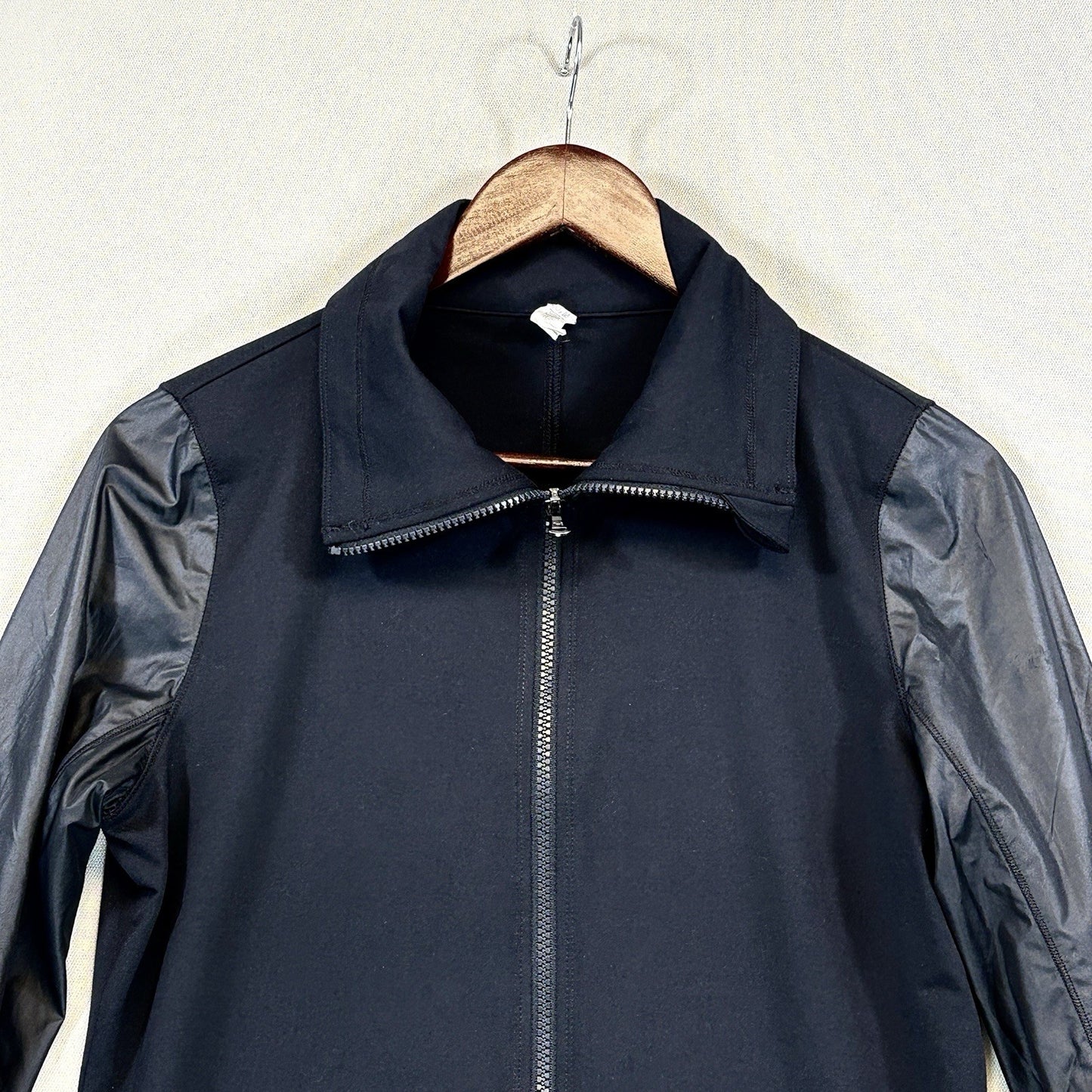 Under Armour Womens Medium  Black Full Zip Jacket Activewear Fitted