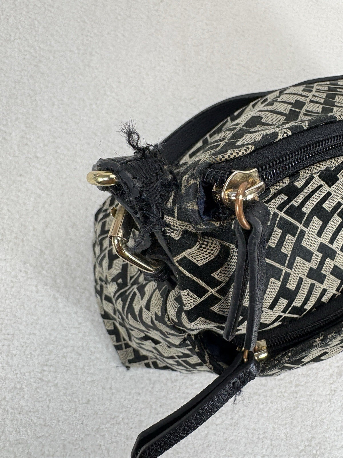 Tommy Hilfiger Mira Signature Logo Print Womens Shoulder Bag