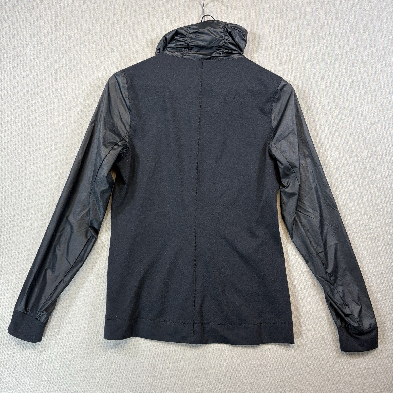 Under Armour Womens Medium  Black Full Zip Jacket Activewear Fitted