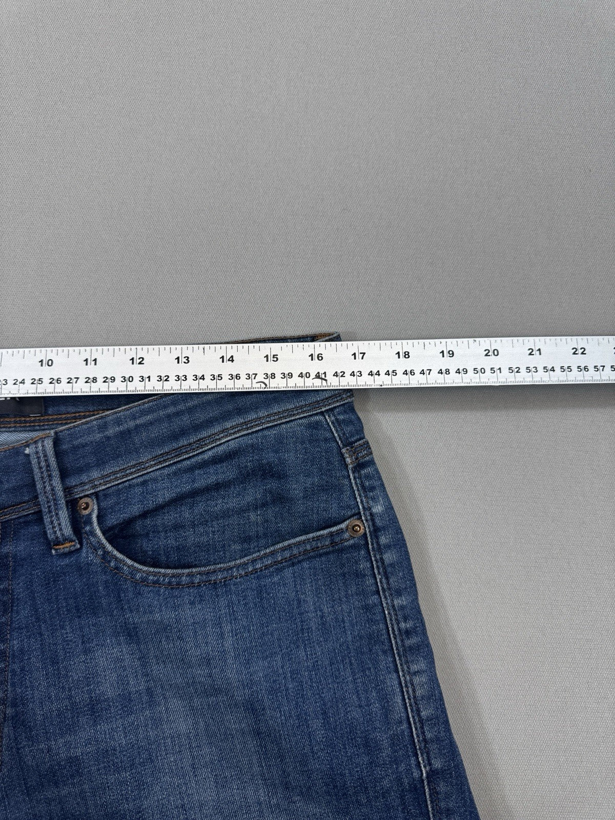 DU/ER L2X Slim Fit Performance Denim Jeans mens 32x30 Blue Denim Medium Wash