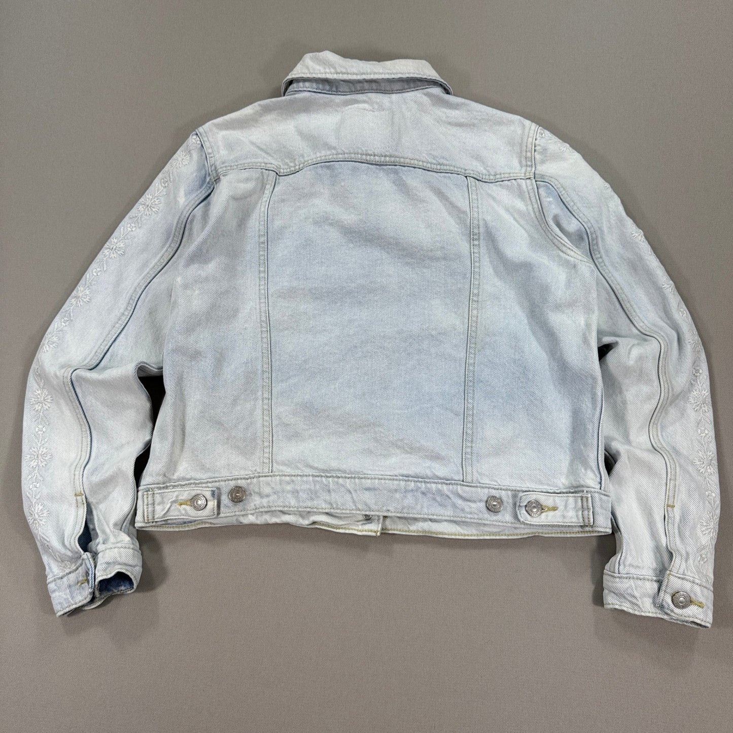 Levis Denim Trucker Jacket Womens XL Light Wash Classic Fit Embroidered Sleeves