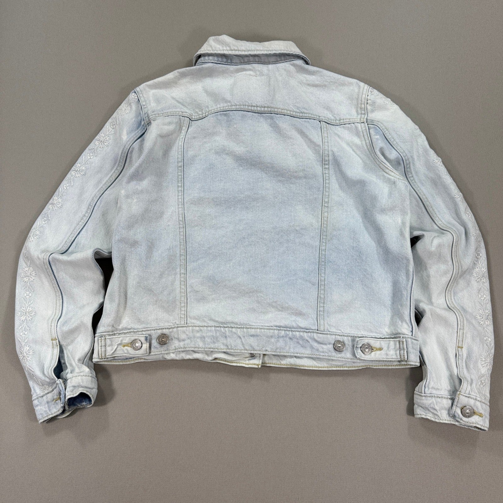 Levis Denim Trucker Jacket Womens XL Light Wash Classic Fit Embroidered Sleeves