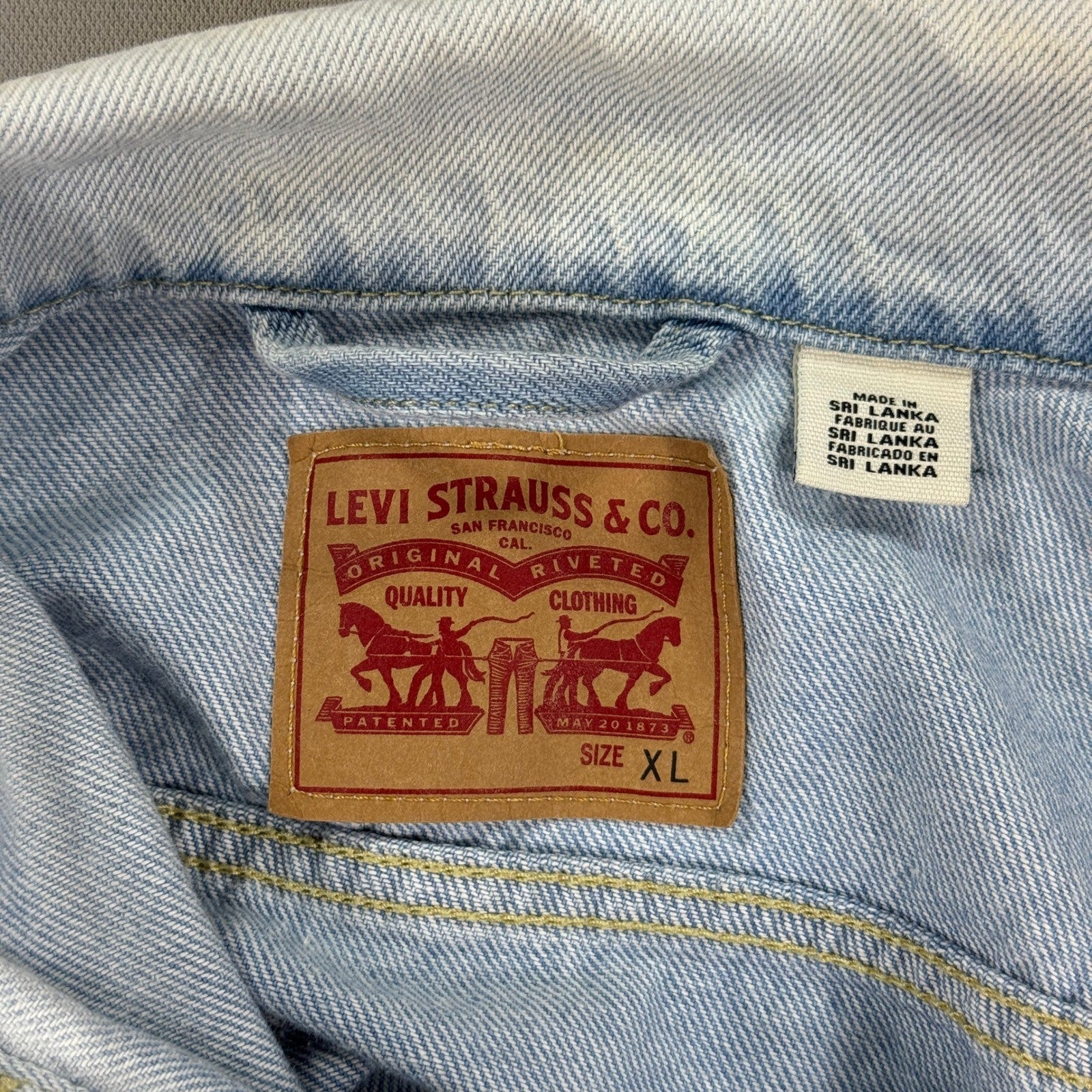 Levis Denim Trucker Jacket Womens XL Light Wash Classic Fit Embroidered Sleeves