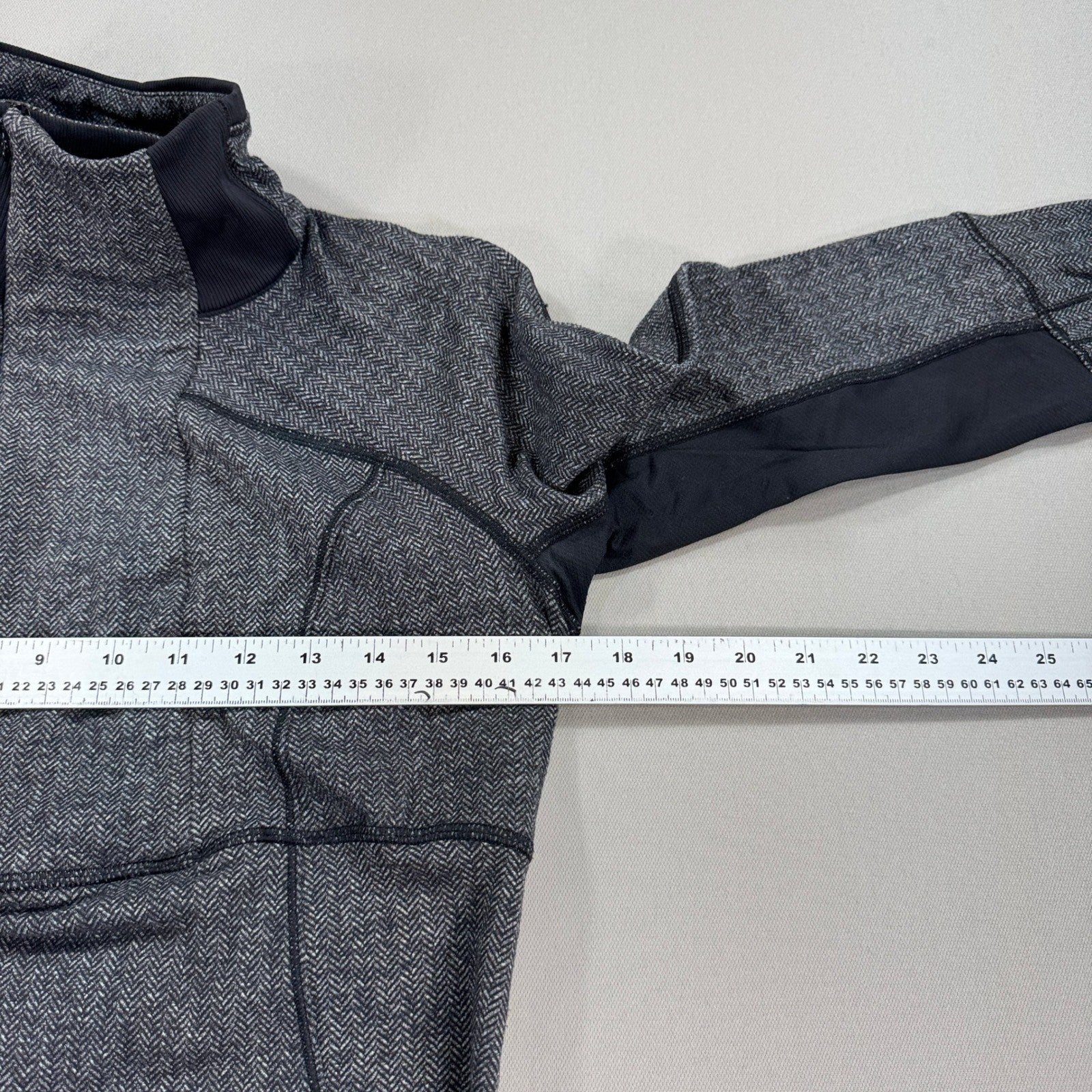Lululemon Base Runner Jacket Womens Size 8 Gray Black Herringbone Zipped Pockets