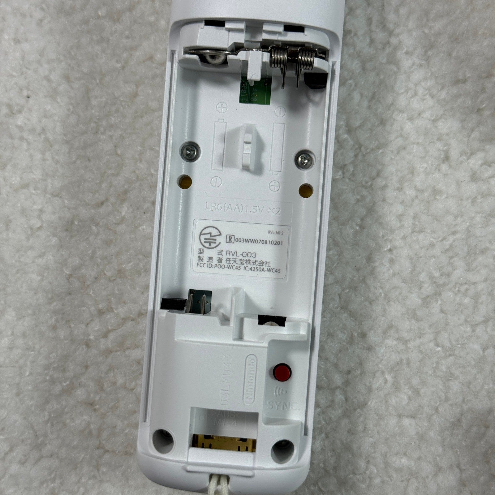 Nintendo Wii Remote Controller Nunchuk and Silicone Case RVL003 White