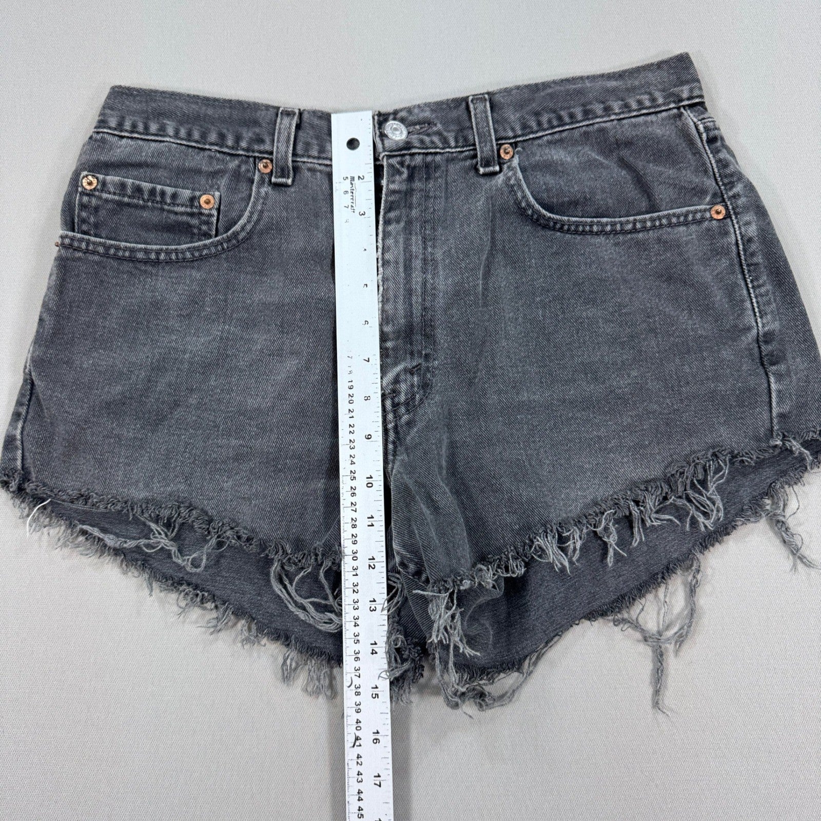 Vintage Levis Cut Off Shorts Sz 34 Fits 32 550 Distressed Faded Denim Womens