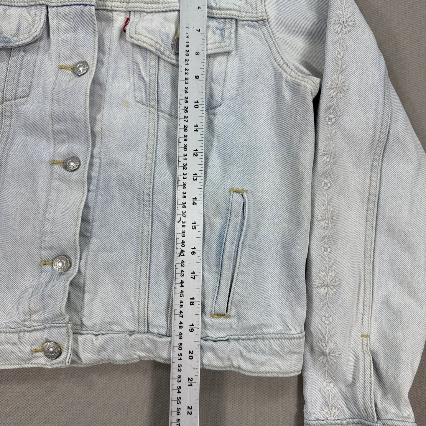 Levis Denim Trucker Jacket Womens XL Light Wash Classic Fit Embroidered Sleeves