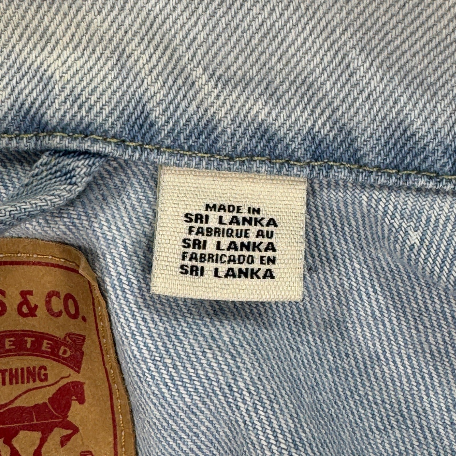 Levis Denim Trucker Jacket Womens XL Light Wash Classic Fit Embroidered Sleeves