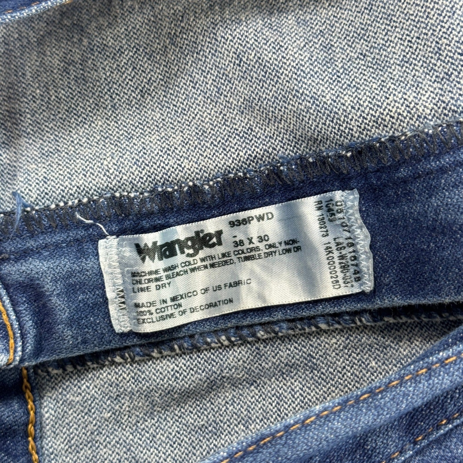 Wrangler 936PWD Jeans mens 38x30 Blue Denim Straight Leg Light Wash Regular Fit