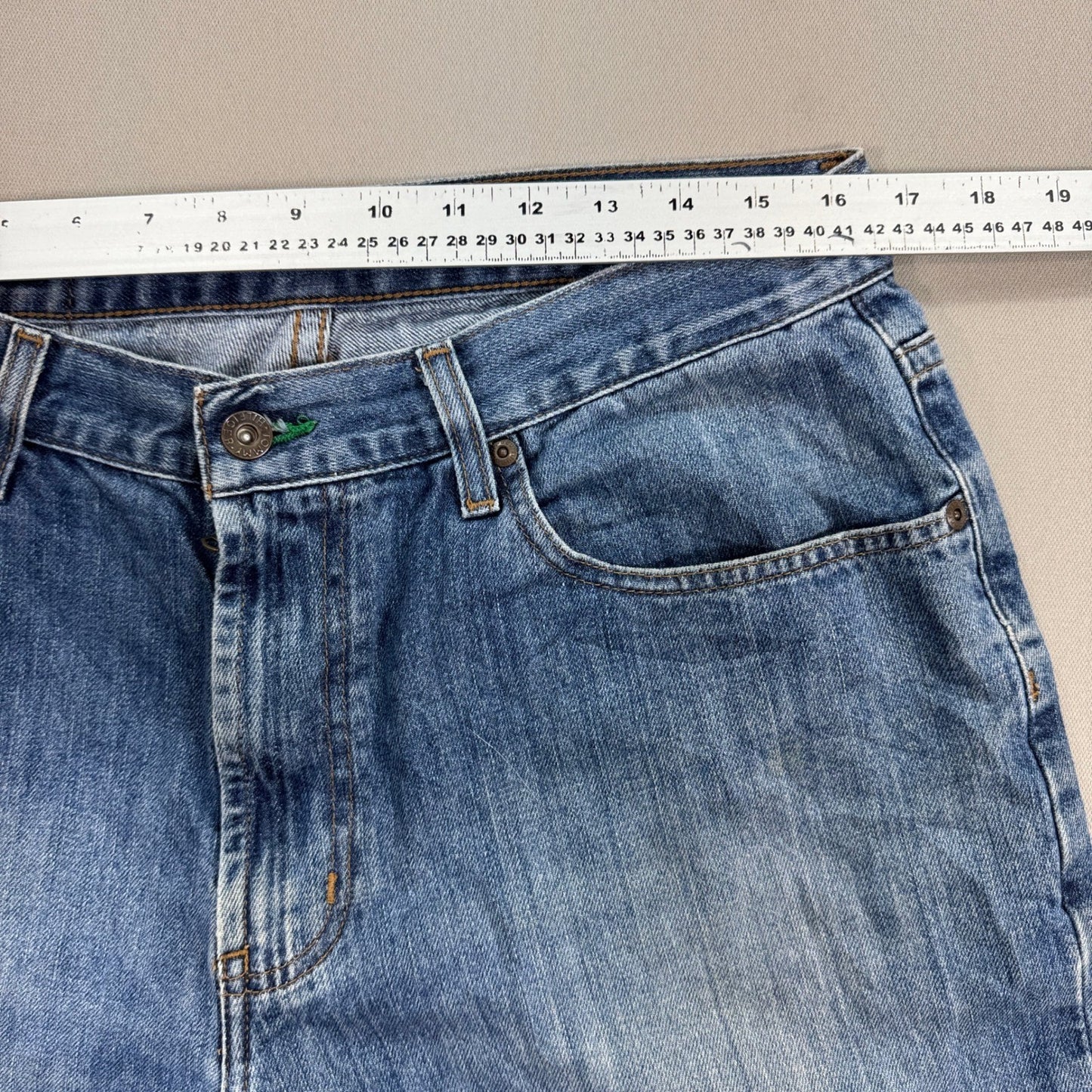 Tommy Hilfiger Jean Shorts mens Sz 33 Blue Denim Baggy Relaxed Fit Pockets Y2K