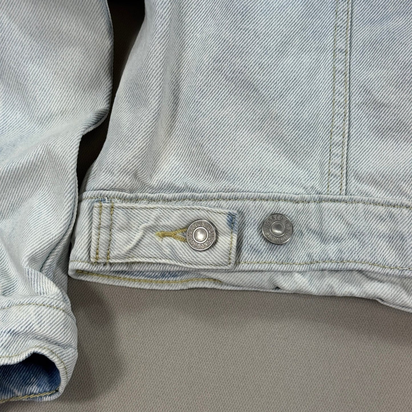 Levis Denim Trucker Jacket Womens XL Light Wash Classic Fit Embroidered Sleeves