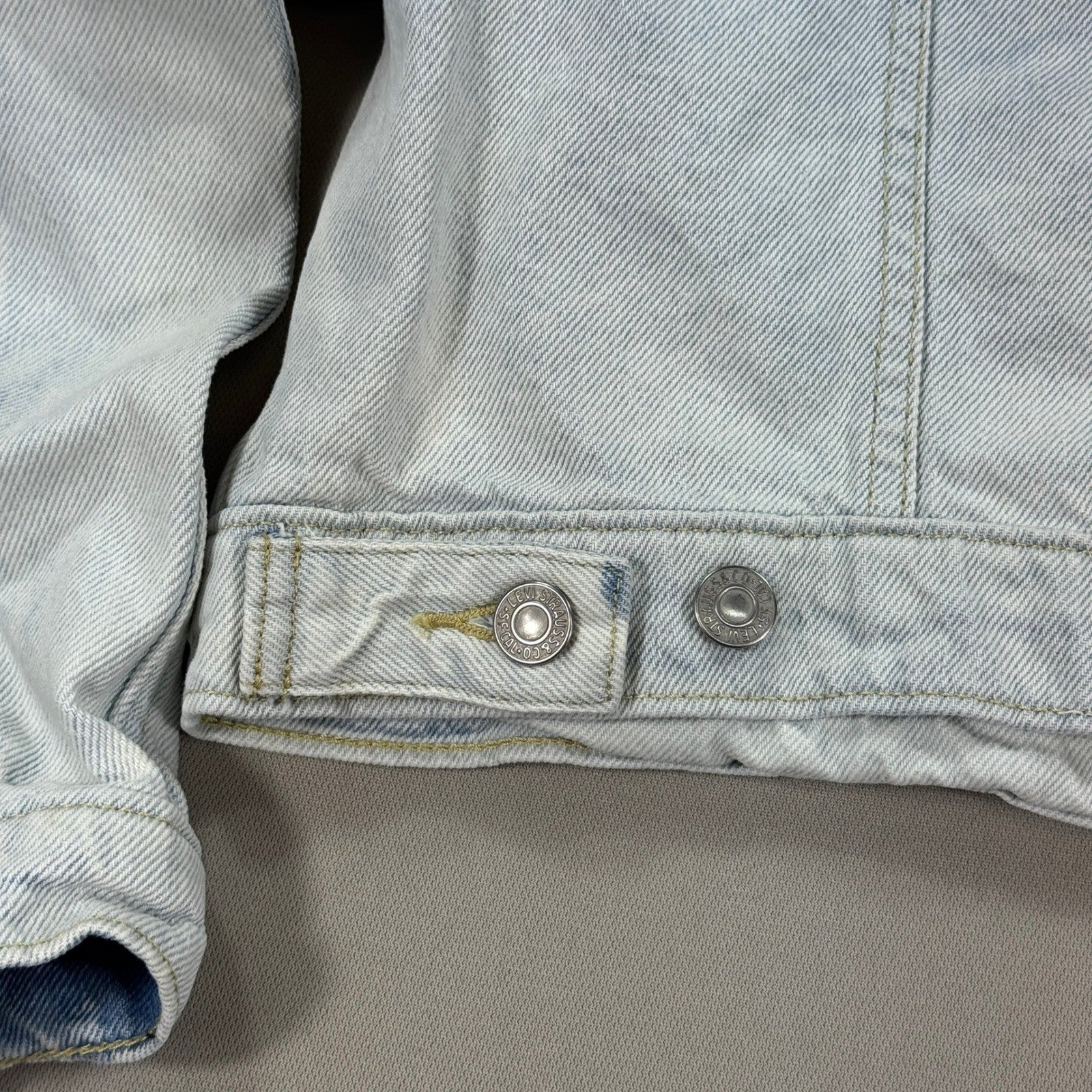 Levis Denim Trucker Jacket Womens XL Light Wash Classic Fit Embroidered Sleeves