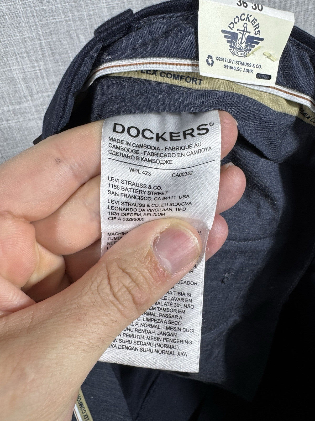 Dockers mens Classic Fit Khaki Stretch Pants Navy Blue 36x30 Brand New