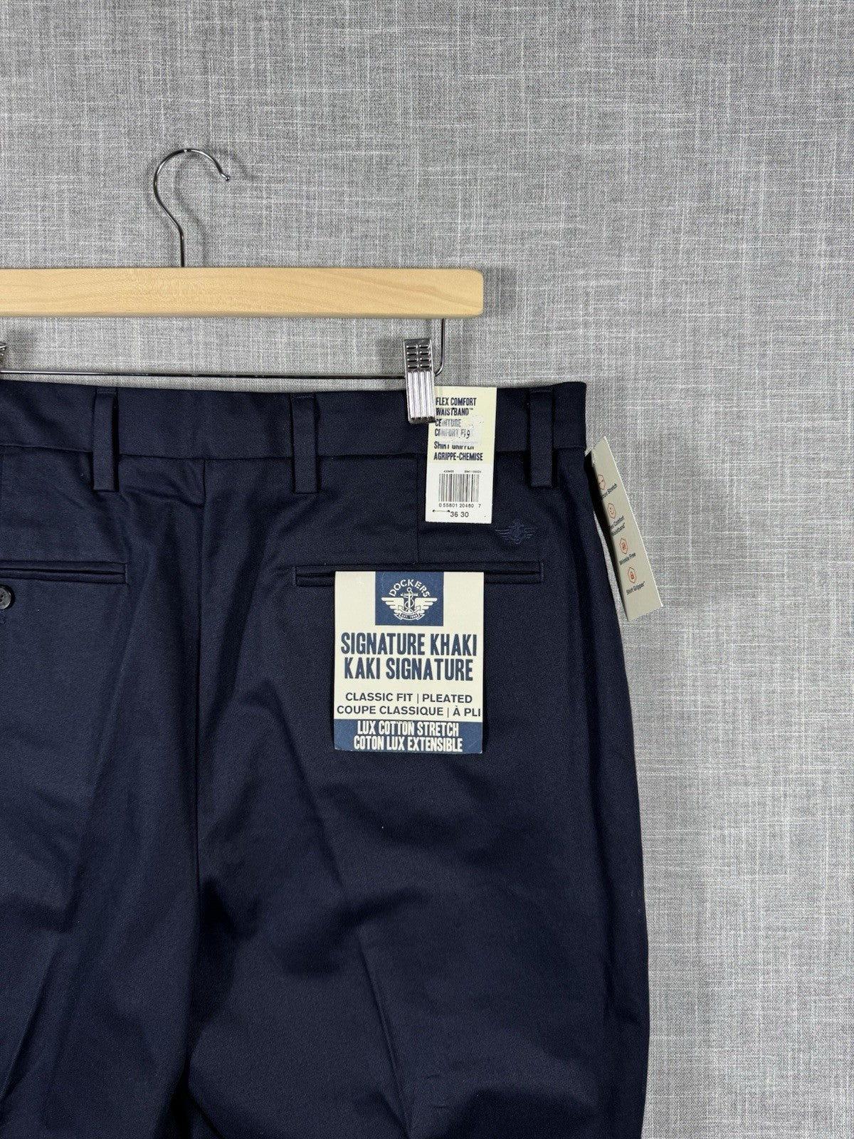 Dockers mens Classic Fit Khaki Stretch Pants Navy Blue 36x30 Brand New