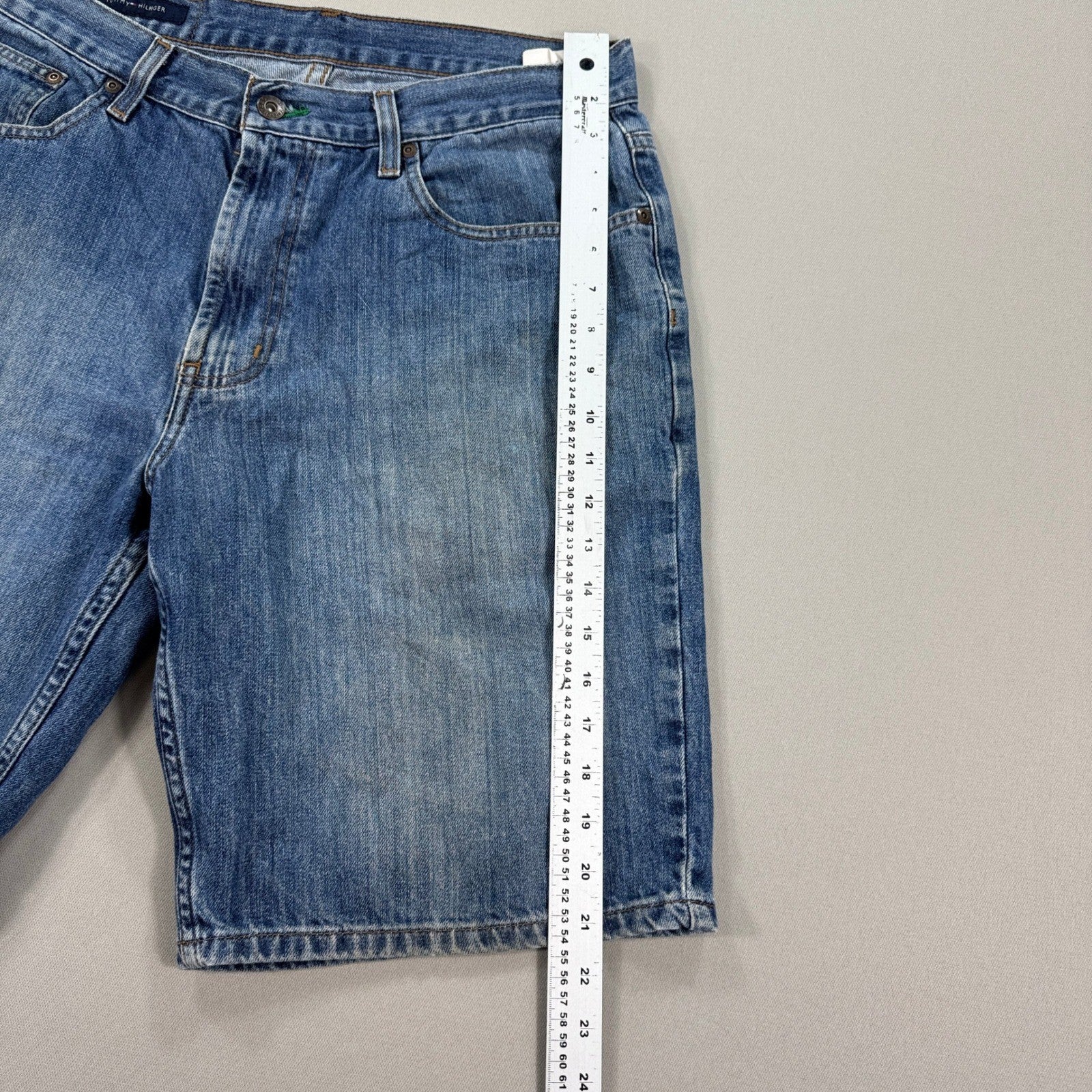 Tommy Hilfiger Jean Shorts mens Sz 33 Blue Denim Baggy Relaxed Fit Pockets Y2K