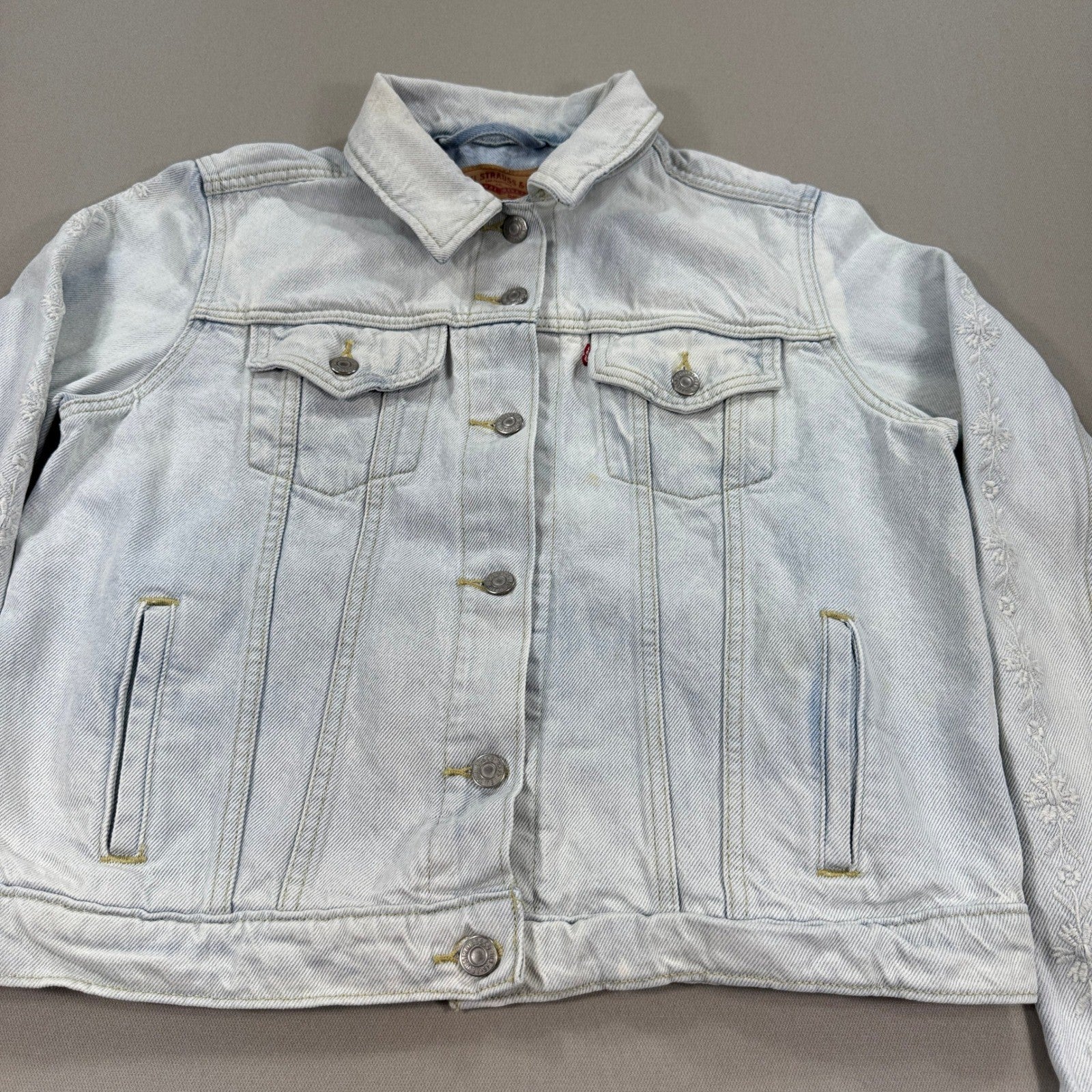 Levis Denim Trucker Jacket Womens XL Light Wash Classic Fit Embroidered Sleeves