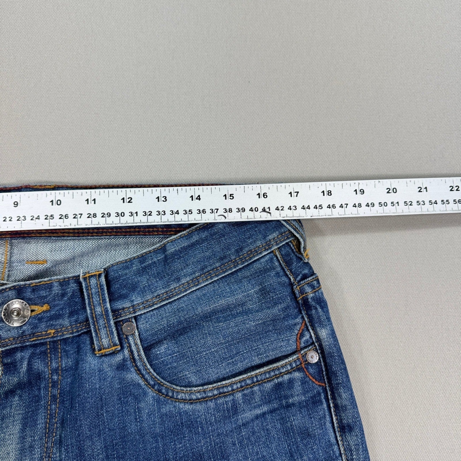 Tommy Bahama Santorini Authentic Straight Jeans mens 34x32 Denim Medium Wash