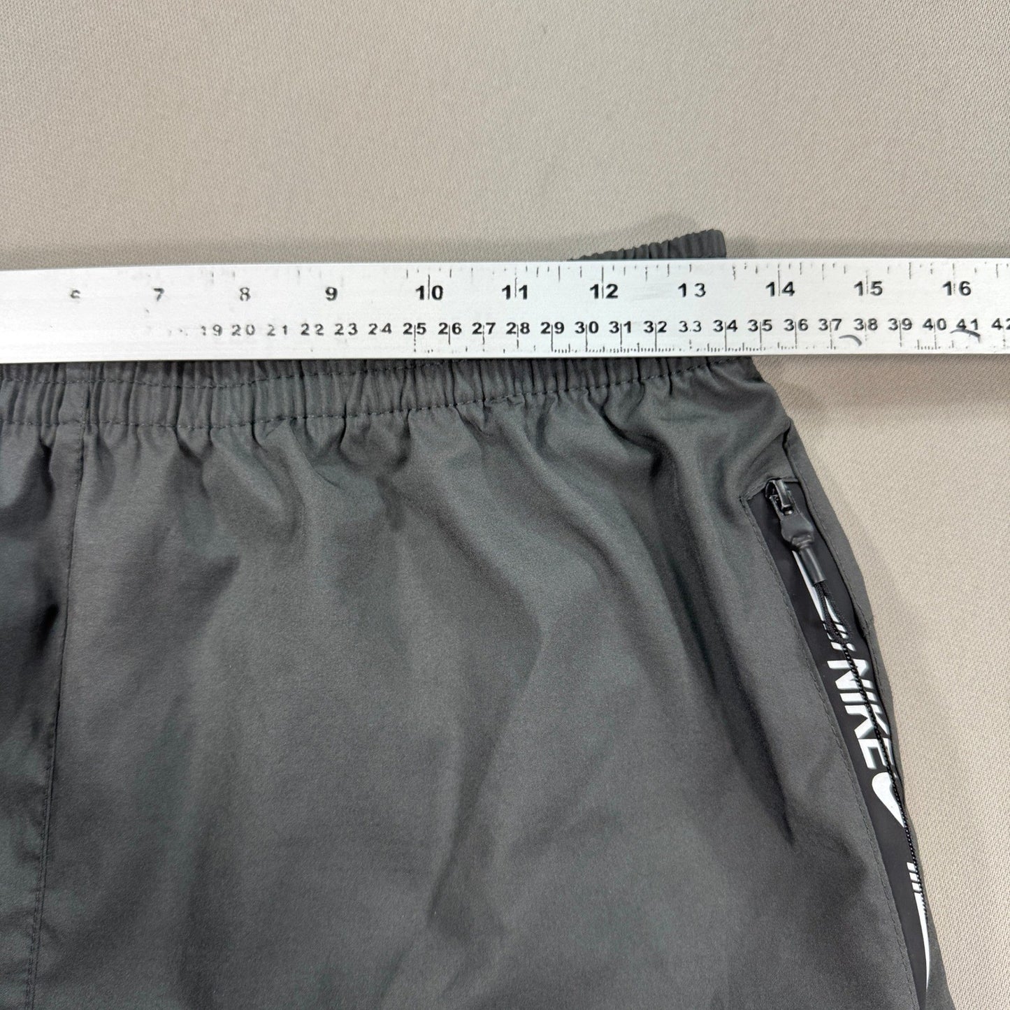 Nike Athletic Shorts Womens 2XL Gray Elastic Waist Drawstring Zip Pockets