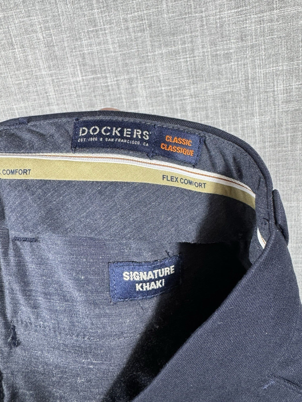 Dockers mens Classic Fit Khaki Stretch Pants Navy Blue 36x30 Brand New