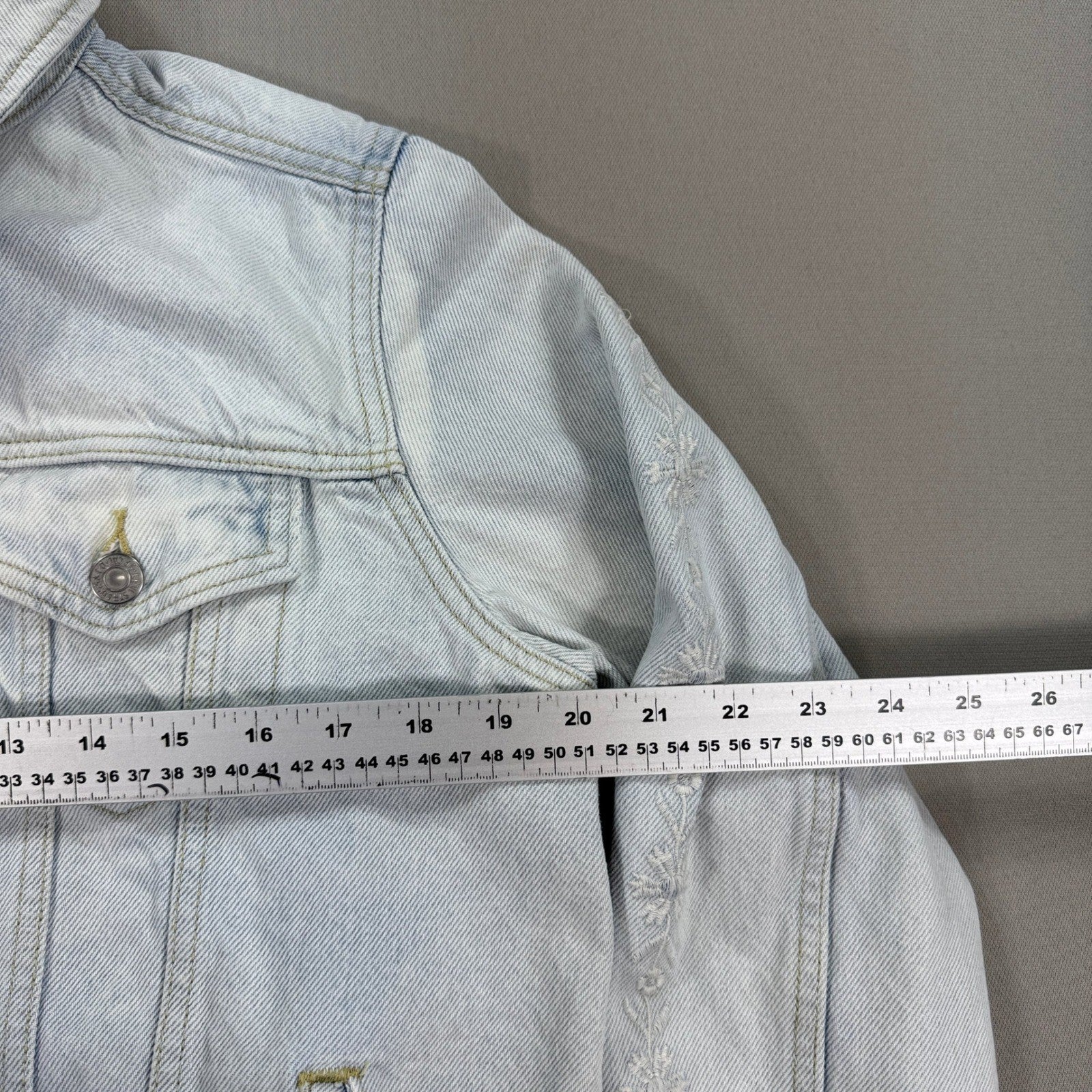 Levis Denim Trucker Jacket Womens XL Light Wash Classic Fit Embroidered Sleeves