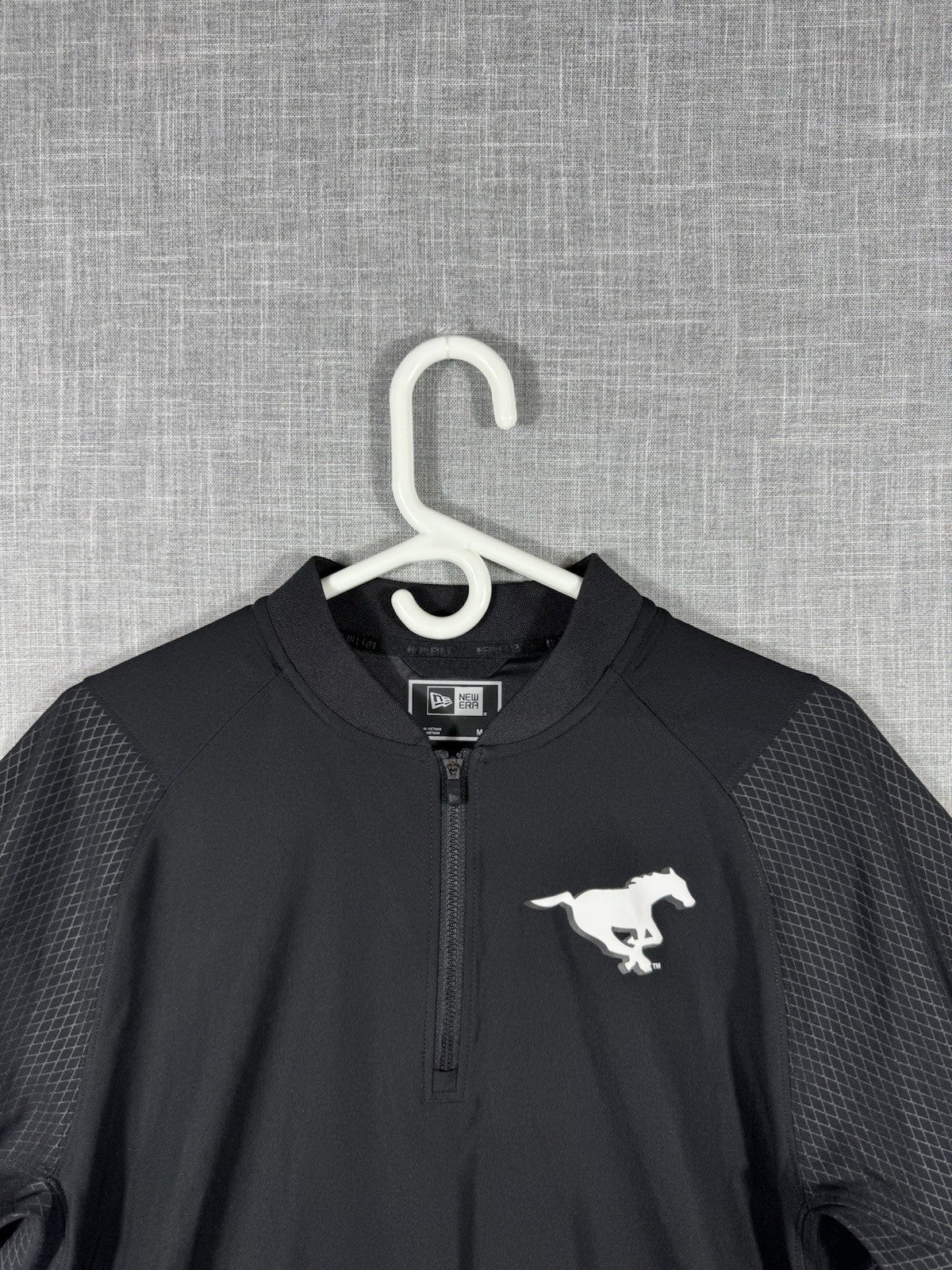 New Era Team Issued Calgary Stampeders Mens M 1/4 Zip Pullover CFL New $110 Msrp