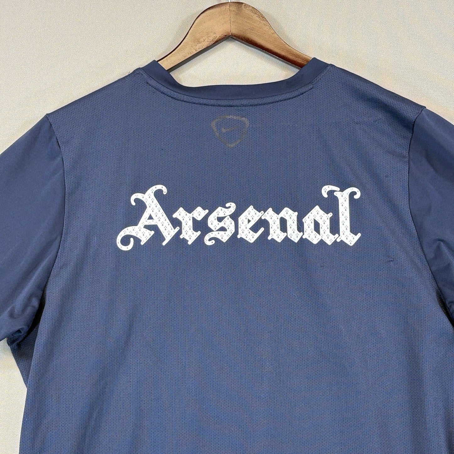 Vintage Nike Arsenal mens Training Jersey Fly Emirates Mens Small