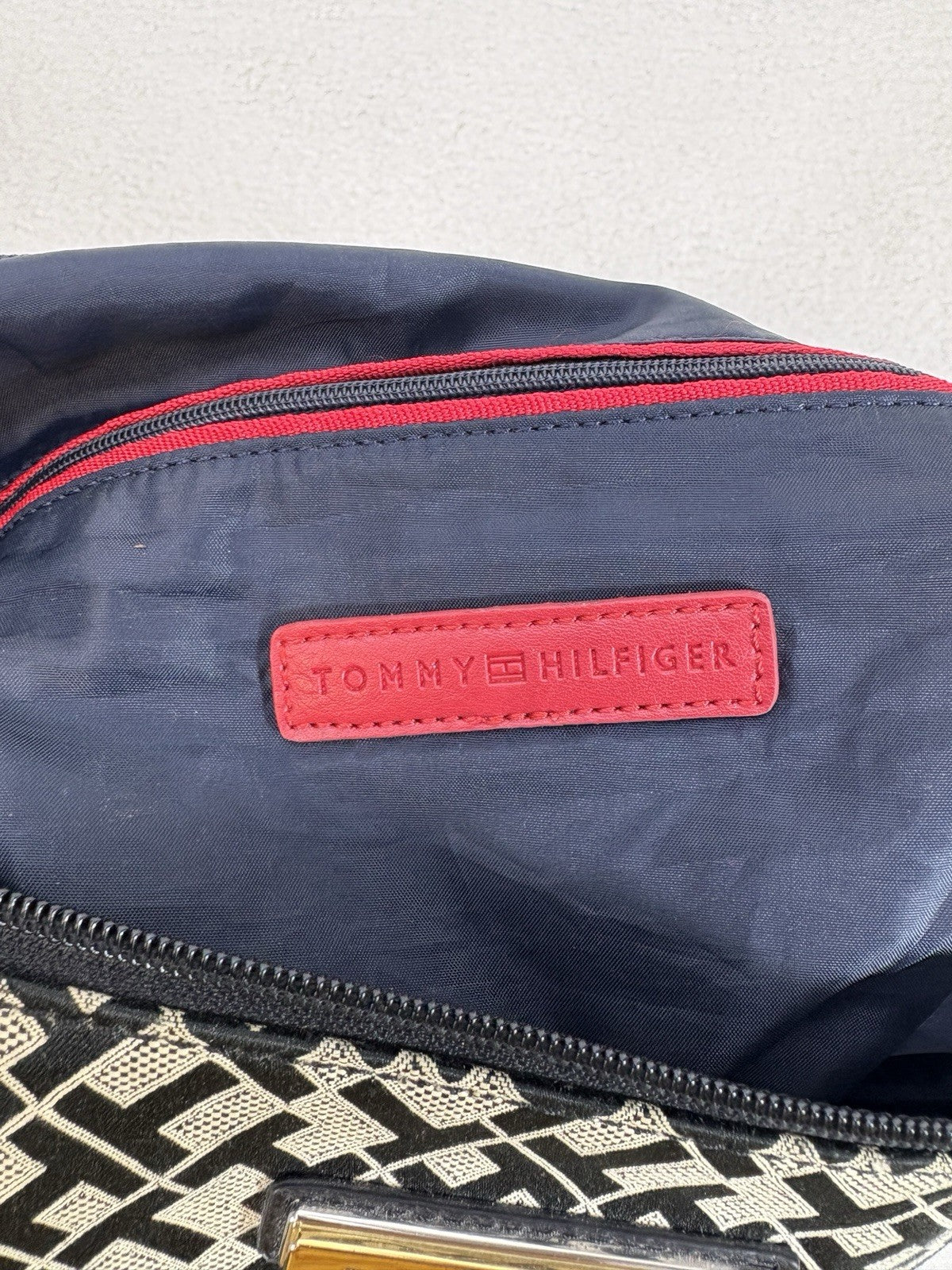 Tommy Hilfiger Mira Signature Logo Print Womens Shoulder Bag