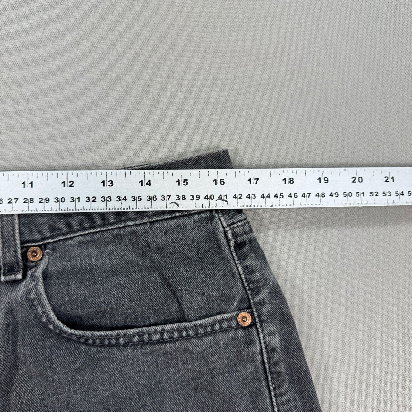 Vintage Levis Cut Off Shorts Sz 34 Fits 32 550 Distressed Faded Denim Womens