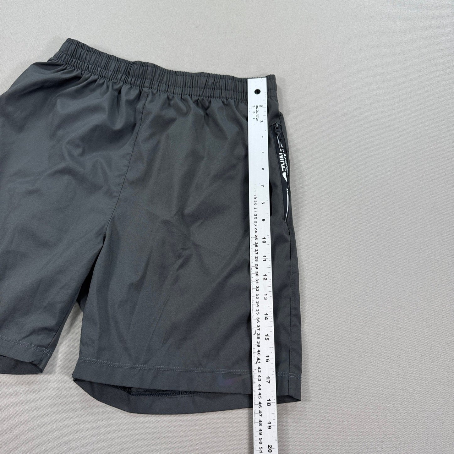 Nike Athletic Shorts Womens 2XL Gray Elastic Waist Drawstring Zip Pockets