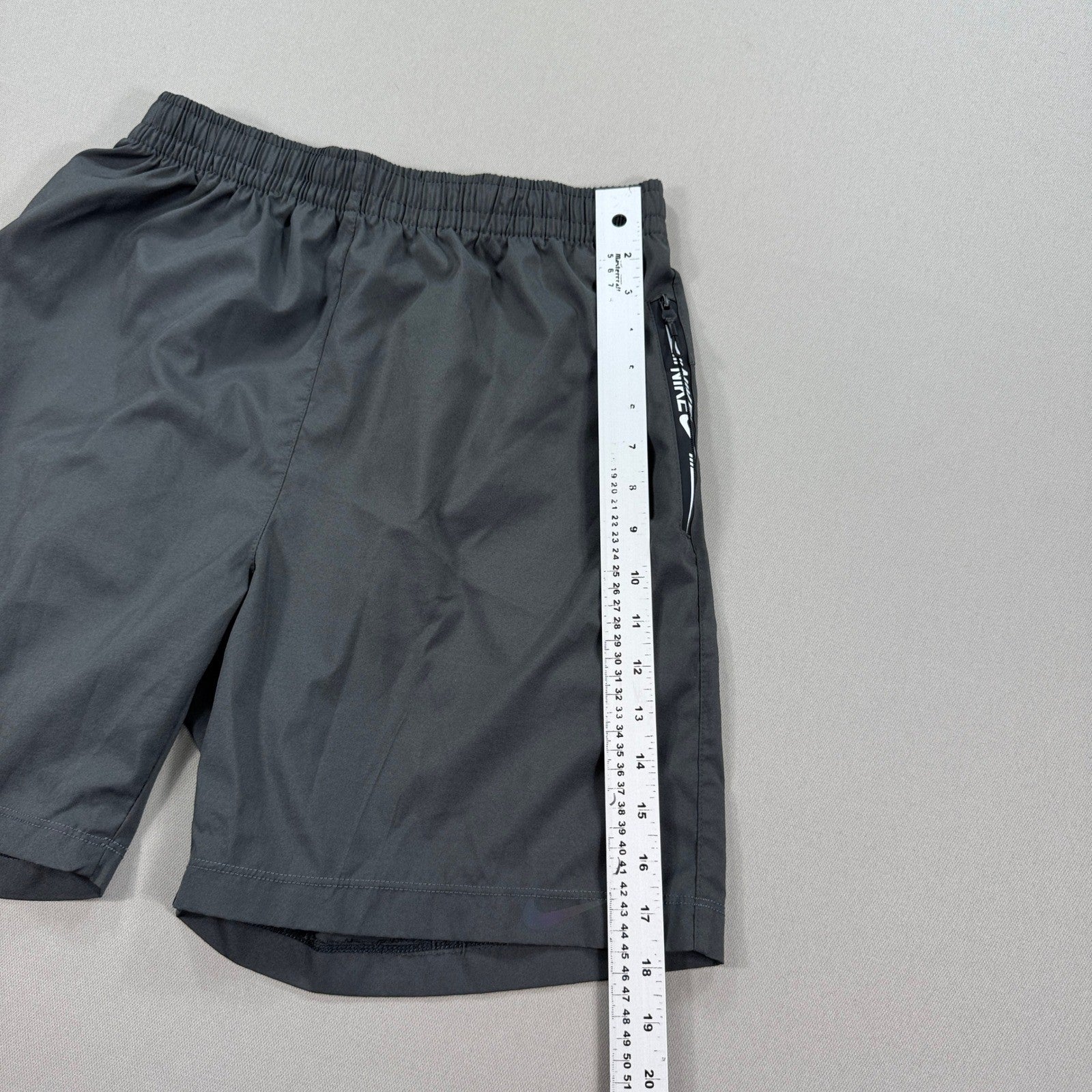 Nike Athletic Shorts Womens 2XL Gray Elastic Waist Drawstring Zip Pockets