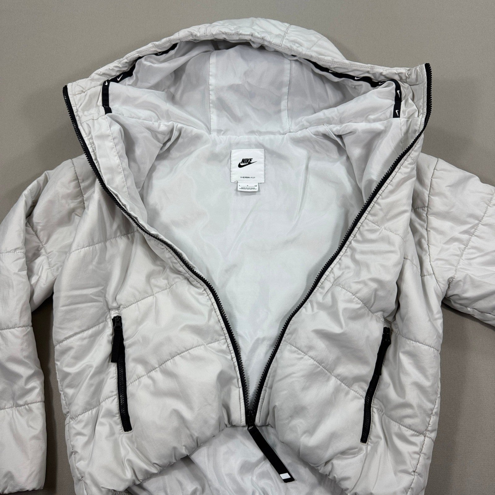 Nike Therma FIT Hooded Puffer Jacket Mens Small Full Zip Padded Lightweight Coat