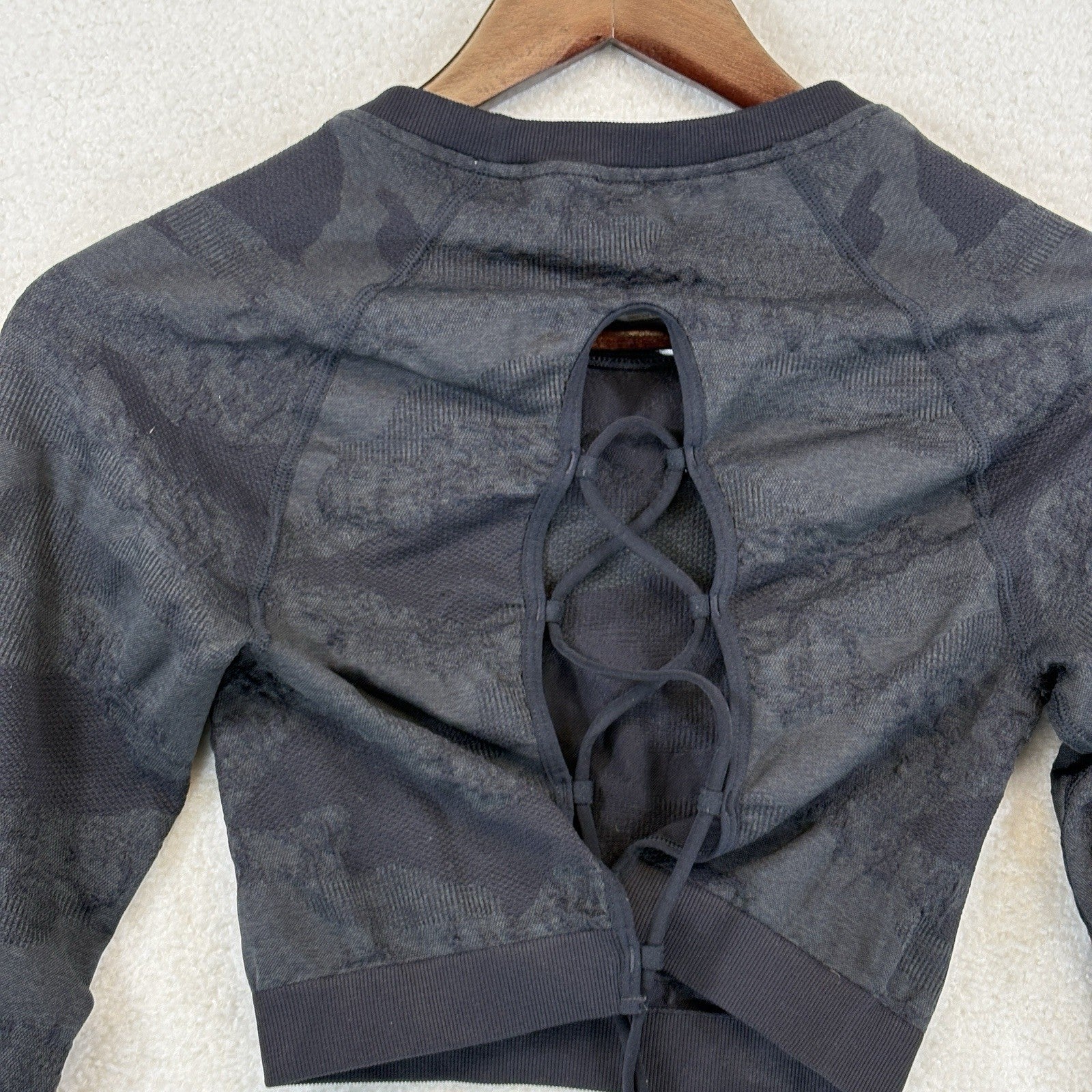 Gym Shark Adapt Camo Long Sleeve Cropped Top  Lace Back Gray Womens Medium