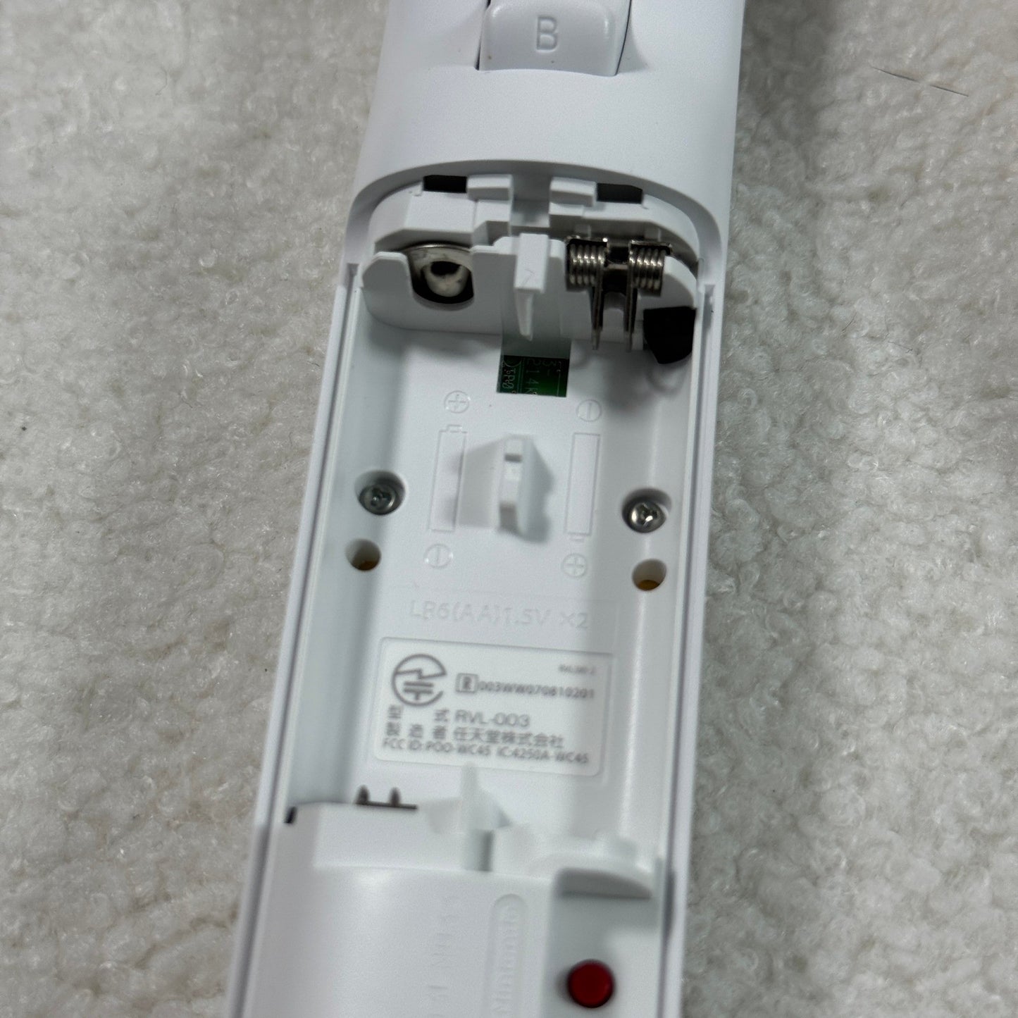 Nintendo Wii Remote Controller Nunchuk and Silicone Case RVL003 White