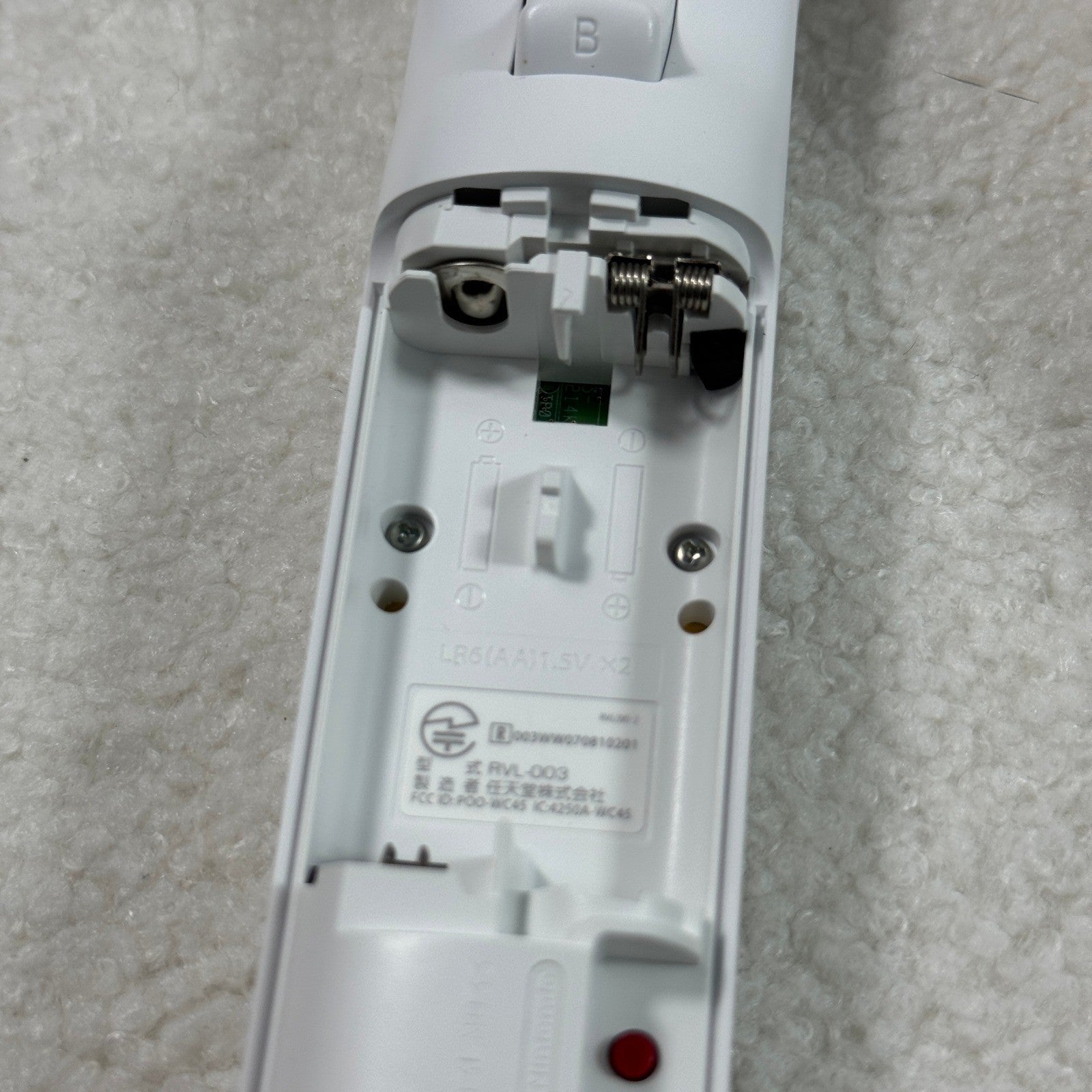 Nintendo Wii Remote Controller Nunchuk and Silicone Case RVL003 White