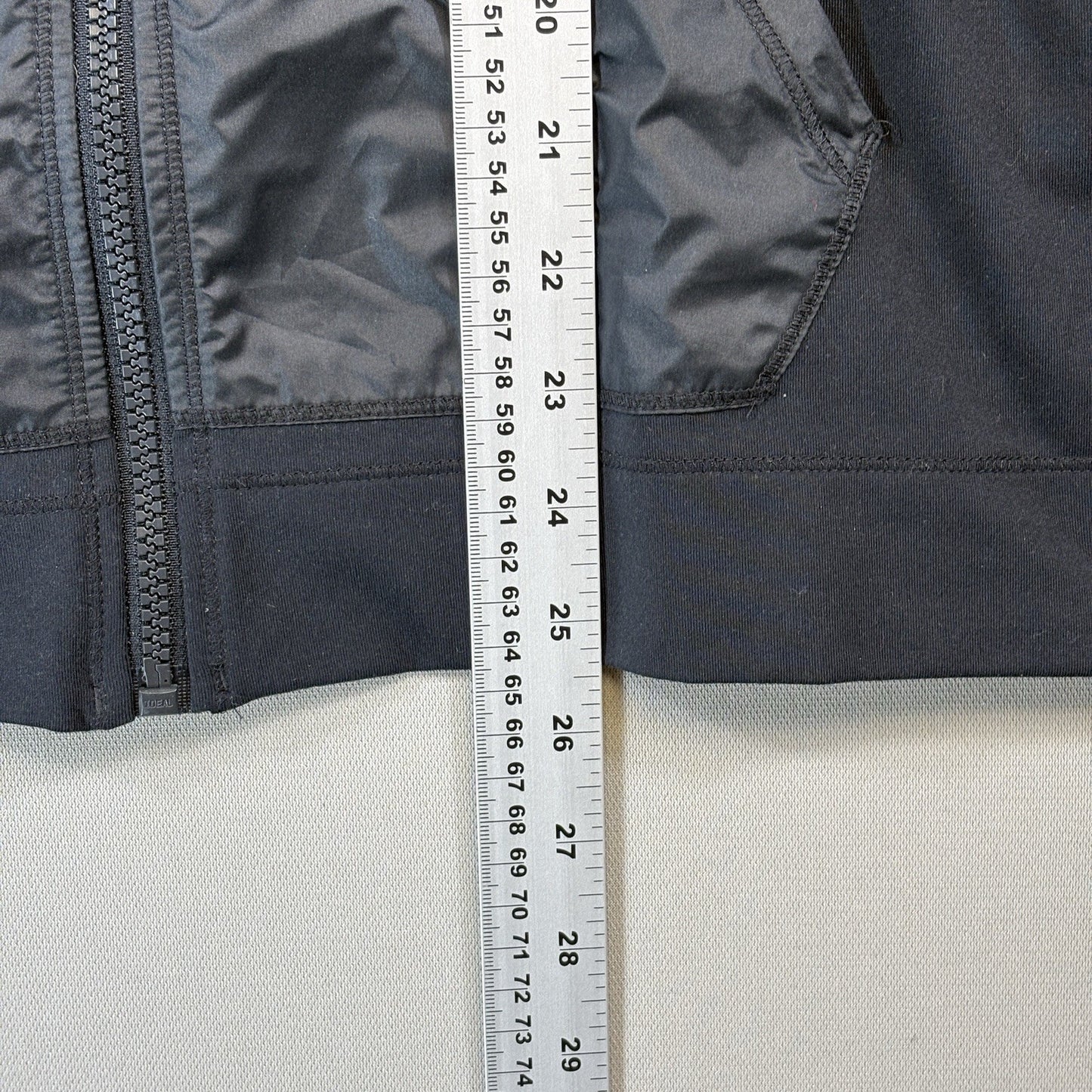 Under Armour Womens Medium  Black Full Zip Jacket Activewear Fitted