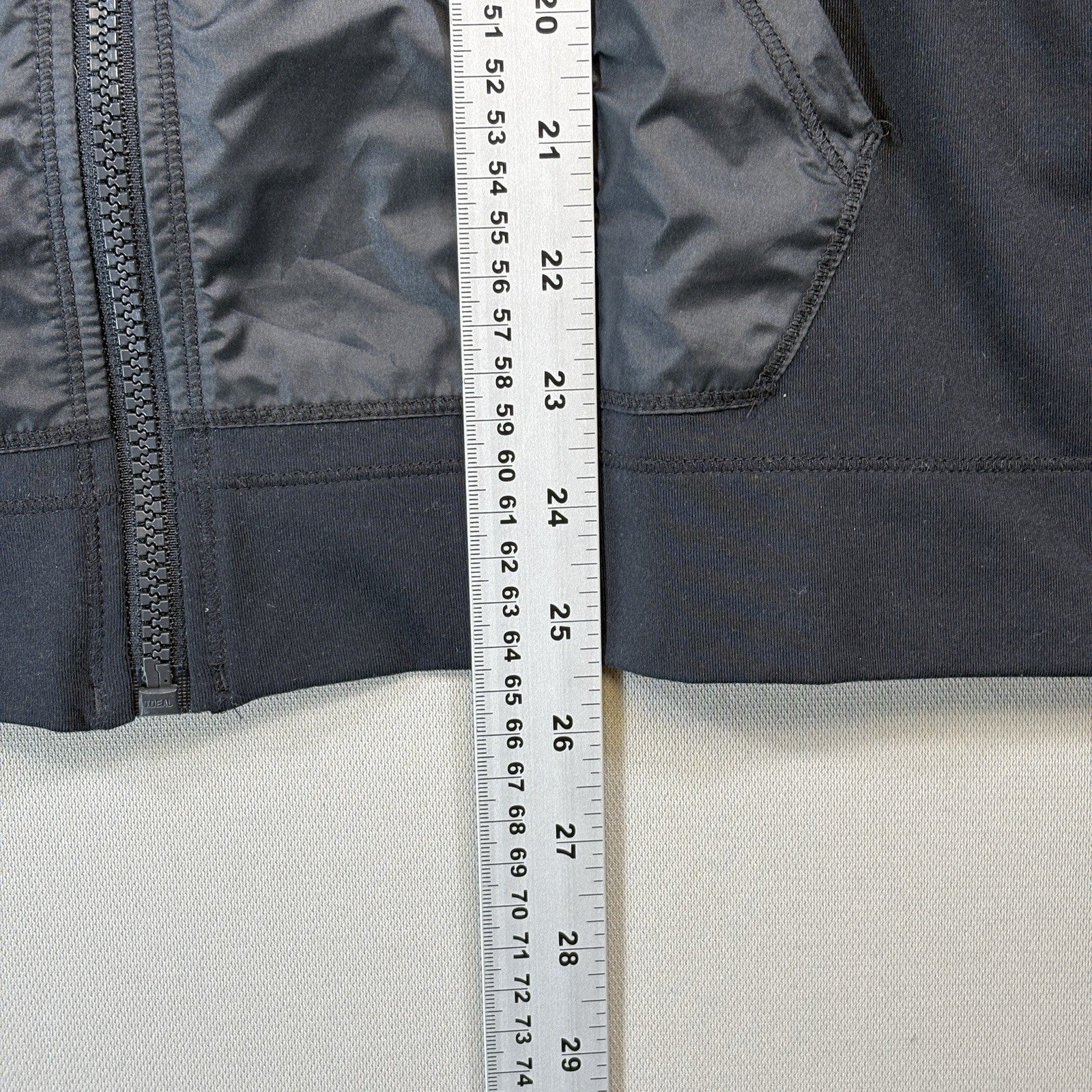 Under Armour Womens Medium  Black Full Zip Jacket Activewear Fitted