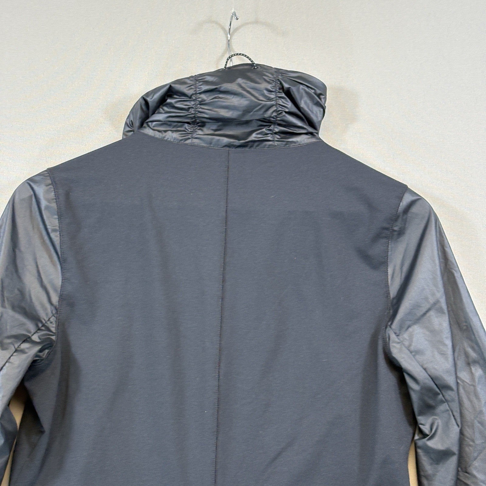 Under Armour Womens Medium  Black Full Zip Jacket Activewear Fitted