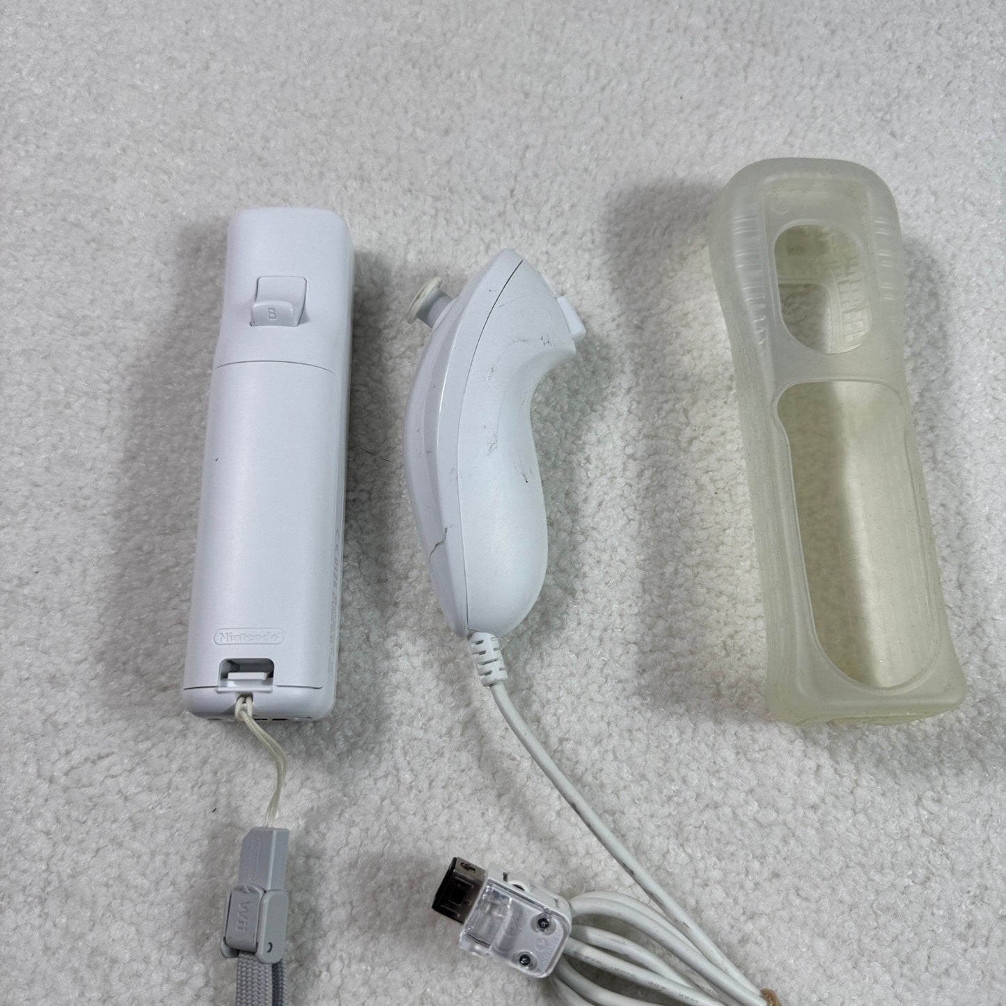 Nintendo Wii Remote Controller Nunchuk and Silicone Case RVL003 White