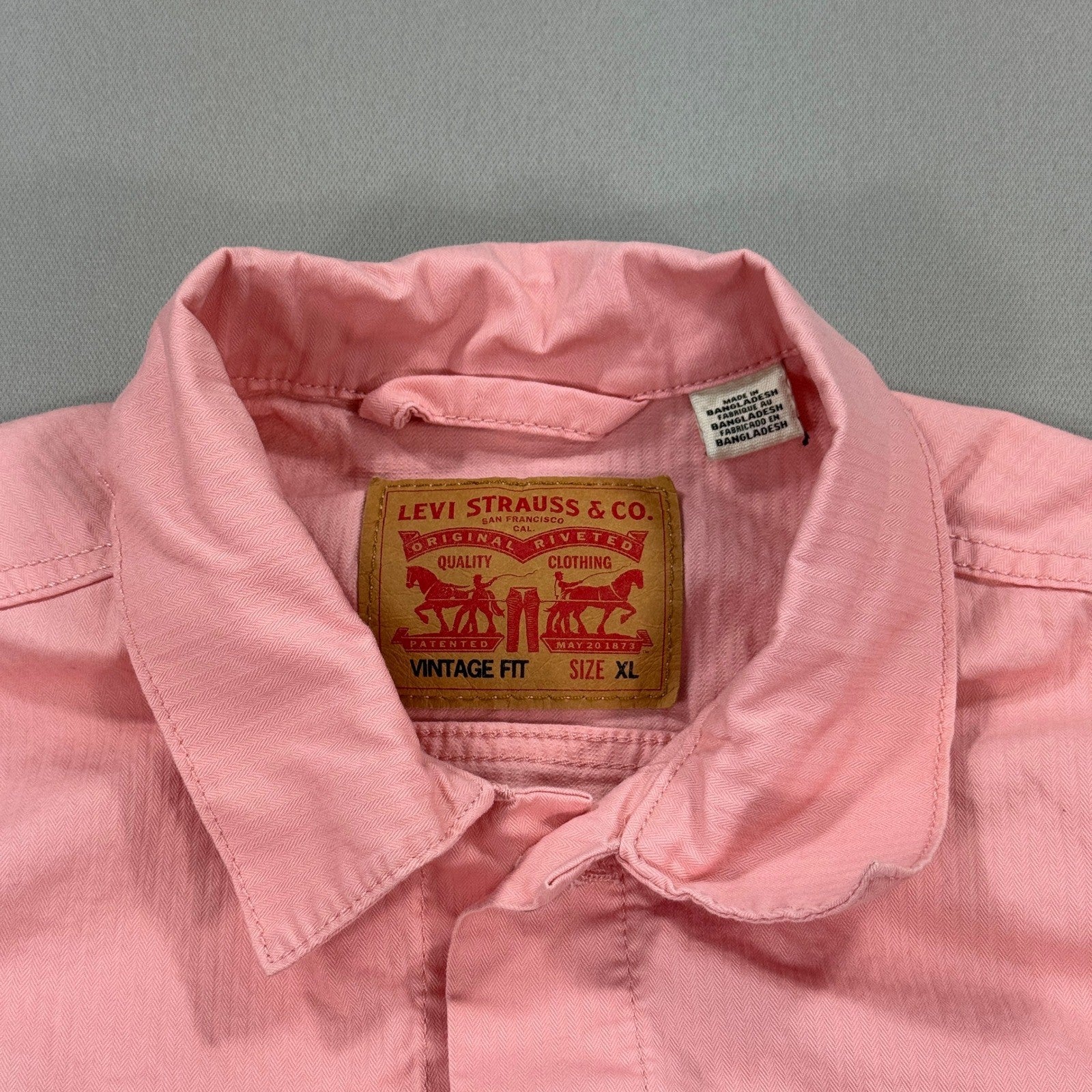 Levi's Denim Trucker Jacket mens XL Peach Pink Vintage Fit Button Down Cotton