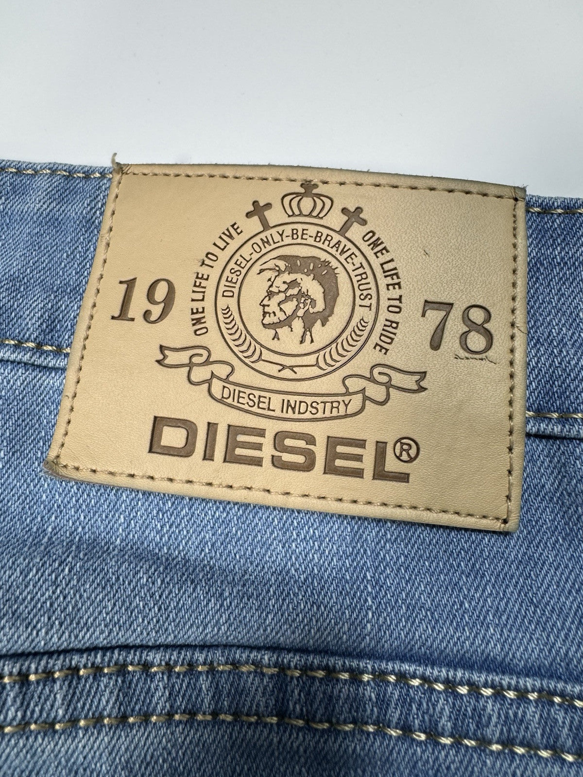 Diesel Jeans Mens 32x30 Blue Wash Regular Straight Button Closure 100% Cotton