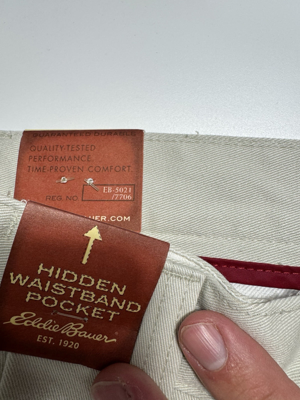 Eddie Bauer mens Khaki Wrinkle Resistant Pants Size 33/30 Performance New